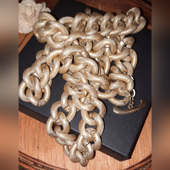 Gold vintage Avon large link chunky texture necklace with toggle clasp signed - Picture 7 of 8